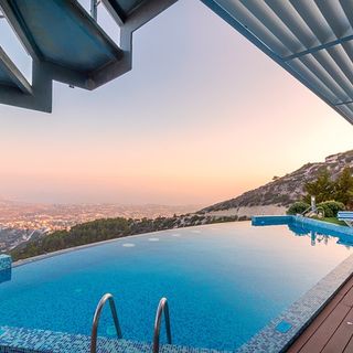 Strutture per l’outdoor: quali opportunità grazie alle coperture per piscina di design?