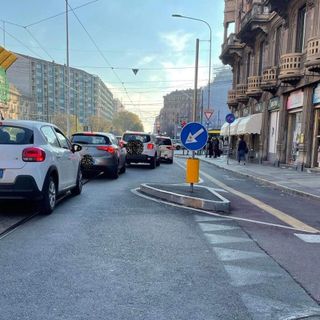 auto in coda in via Nizza
