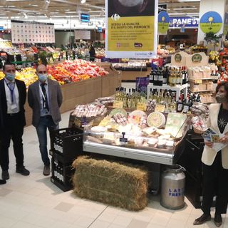 Persone in un supermercato