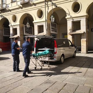 Dramma in Comune a Torino, donna precipita dal palazzo e muore