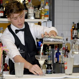 Collaboratore di sala e bar, corso gratuito all'EnAIP di Settimo