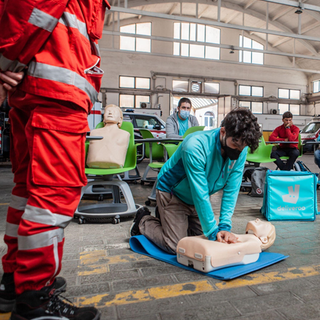 Al via i corsi di primo soccorso per i rider promossi dalla Croce Rossa