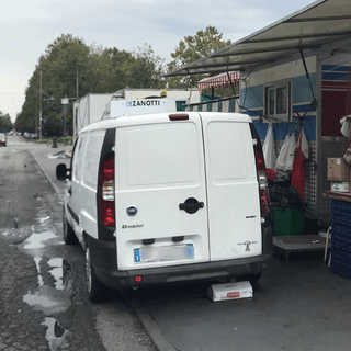 Fast &amp; Furious in corso Cincinnato, pericolo al mercato: “Prima o poi si farà male qualcuno” [VIDEO]