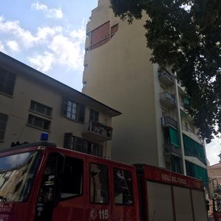 Panico in corso Brianza, crolla la facciata di un palazzo: evacuati i residenti [VIDEO e FOTO]