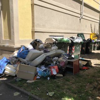 Corso Racconigi 25 sommerso dai rifiuti, Magliano: &quot;L'immondizia sfiora i balconi, si intervenga&quot;