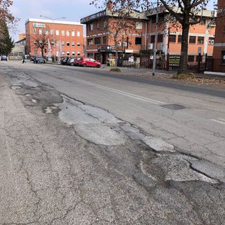 Venaria, in corso Toscana l'asfalto cade a pezzi