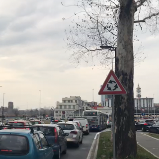 Nuova viabilità in piazza Baldissera, corso Vigevano preoccupa: serpentone d’auto per entrare in rotonda