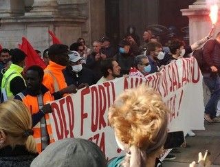 Sciopero generale a Torino, lancio di uova contro il Comune: imbrattati di vernice i muri del municipio [FOTO E VIDEO]