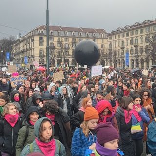 Un mare di ombrelli in marcia per il corteo dell'8 marzo