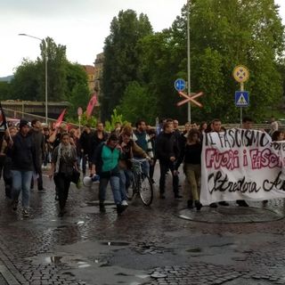 Tensione ad Aurora, il corteo degli antifascisti raggiunge la zona dove è in programma il presidio di Forza Nuova [FOTO E VIDEO]