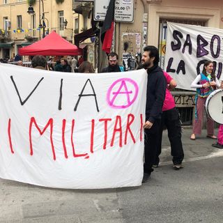 Corteo antimilitarista al Balon, blitz davanti a Leonardo: &quot;Sabotare la guerra&quot;