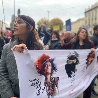 Torino scende in piazza contro il regime iraniano: &quot;Siamo tutte Mahsa Amini&quot;