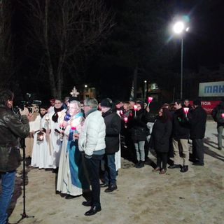Crisi Mahle La Loggia, fiaccolata dallo stabilimento alla chiesa per la messa di Natale in solidarietà ai lavoratori che rischiano il licenziamento