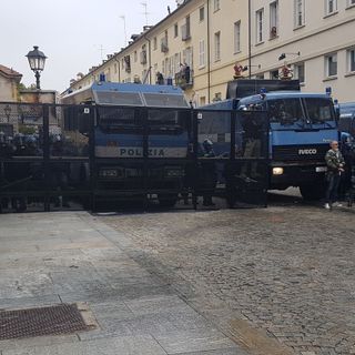Il corteo contro il G7 arriva a Venaria: bombe carta contro la Polizia (FOTO e VIDEO)