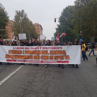 Corteo contro il G7 a Le Vallette: in strada contro il lavoro precario (FOTO e VIDEO)