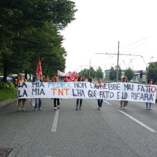 Corteo dei dipendenti Tnt e Fedex: traffico in tilt in corso Giulio Cesare (VIDEO)