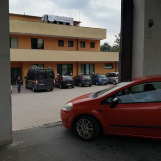 Rivolta notturna al CPR: mattoni lanciati contro poliziotti e militari, 13 feriti