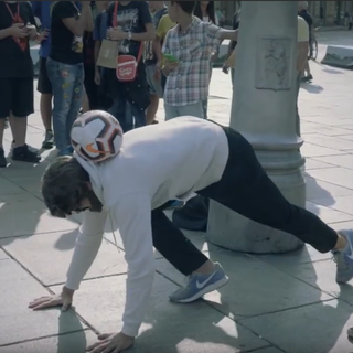 Cr7 palleggia con i ragazzi in piazza Castello? Il video su Youtube è virale
