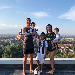CR7 posta la foto della sua &quot;famiglia bianconera&quot;: 1 milione di like in 10 minuti
