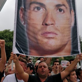 &quot;O Ronaldo portaci la Champions&quot;: tifosi in delirio per CR7. Alle 13 terminate le visite mediche (FOTO e VIDEO)