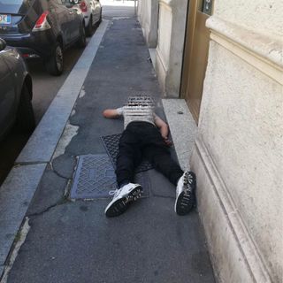 Il violento volto del crack, tossicodipendente collassa a terra per strada. I commercianti: “Siamo soli, abbandonati”