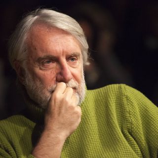Paolo Crepet affronta il pubblico e dispensa i suoi consigli nello spettacolo &quot;Prendetevi la luna&quot;