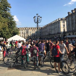 “Se ci toccate il futuro blocchiamo la città”: le bici di Fridays for Future paralizzano il traffico (FOTO e VIDEO)