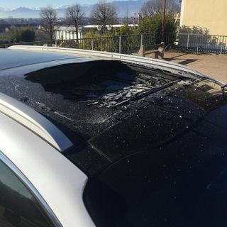 San Francesco al Campo, crolla un pezzo di campanile e distrugge il tetto di una macchina San Francesco al Campo, crolla un pezzo di campanile e distrugge il tetto di una macchina