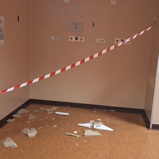 Fortunatamente nessuno è rimasto ferito, ma i tecnici sanitari lanciano l'allarme: "Serve un piano di manutenzione degli spazi"