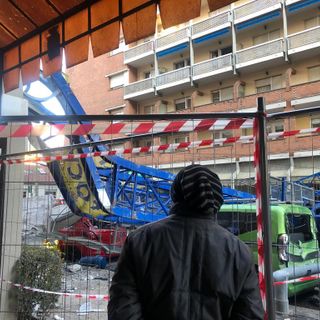 Via Genova prova a tornare alla normalità dopo il crollo della gru: riaprono i primi negozi