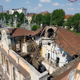 Paura a Porta Susa, crolla il tetto dell'ex stazione. Un testimone: "Ho sentito un gran botto, poi il fumo nero" [FOTO E VIDEO]