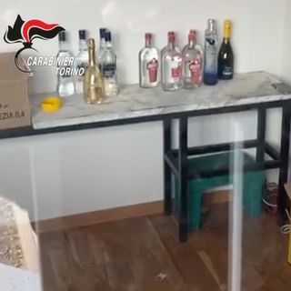 Organizzano una discoteca in via Lanzo: i carabinieri interrompono il party e identificano 16 persone