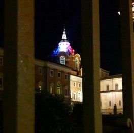 La cupola di Guarini si illumina con il tricolore francese per Notre-Dame. E l'arcivescovo ricorda il rogo del 1997