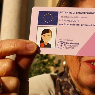 Una "patente di smartphone" per i giovani: la Regione in campo contro il cyberbullismo
