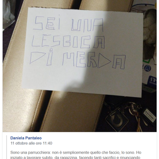 Ancora un episodio di omofobia a Torino: "Lesbica di m." nel biglietto lasciato davanti a un negozio di parrucchiera