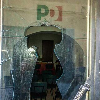 Cuorgnè, vandali in azione nella notte: danneggiata la sede del Pd