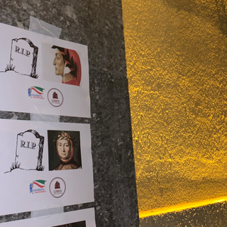 Manifesti affissi davanti al Cavour