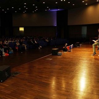 Persona che parla davanti a una platea