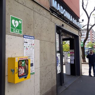 Rubato defibrillatore pubblico in piazza Galimberti: l'appello dell'Associazione Lorenzo Greco
