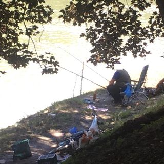 Tappeto di rifiuti sul Lungo Po, i residenti esasperati:&quot;Spazzatura lasciata dai pescatori&quot;