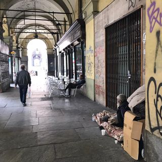 Porta Nuova, l’area attorno alla stazione “assediata” da ubriachi è vittima del degrado