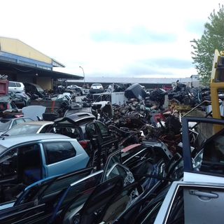 Controlli della Polizia Municipale in un'autodemolizione di via Natta