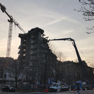 abbattimento ex centro congressi