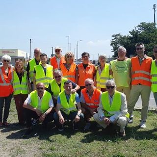 Tetti francesi, la Città Metropolitana non mette in sicurezza la Rotonda: il sindaco di Rivalta non ci sta e ridipinge personalmente le strisce pedonali