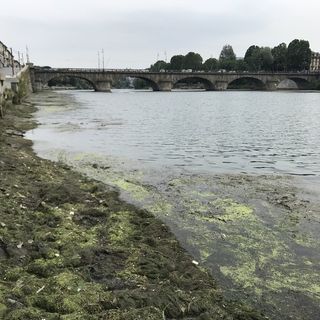 diga con acqua sul Po