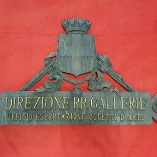 I carabinieri restituiscono alla Città Metropolitana targa in bronzo afferente la Direzione Regie Gallerie