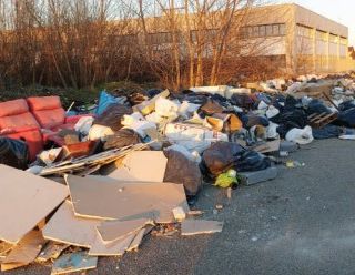 Moncalieri, 'furbetti dei rifiuti' di nuovo in azione: discarica a cielo aperto in zona Carpice