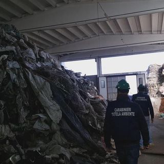 San Benigno, i carabinieri del NOE sequestrano un capannone che conteneva 1300 tonnellate di rifiuti plastici ed elettronici