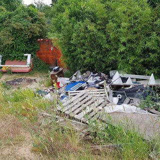 Moncalieri, scoperta discarica abusiva accanto alla pista ciclabile del Chisola