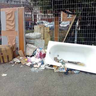 Vasca da bagno e rifiuti in via Pirano